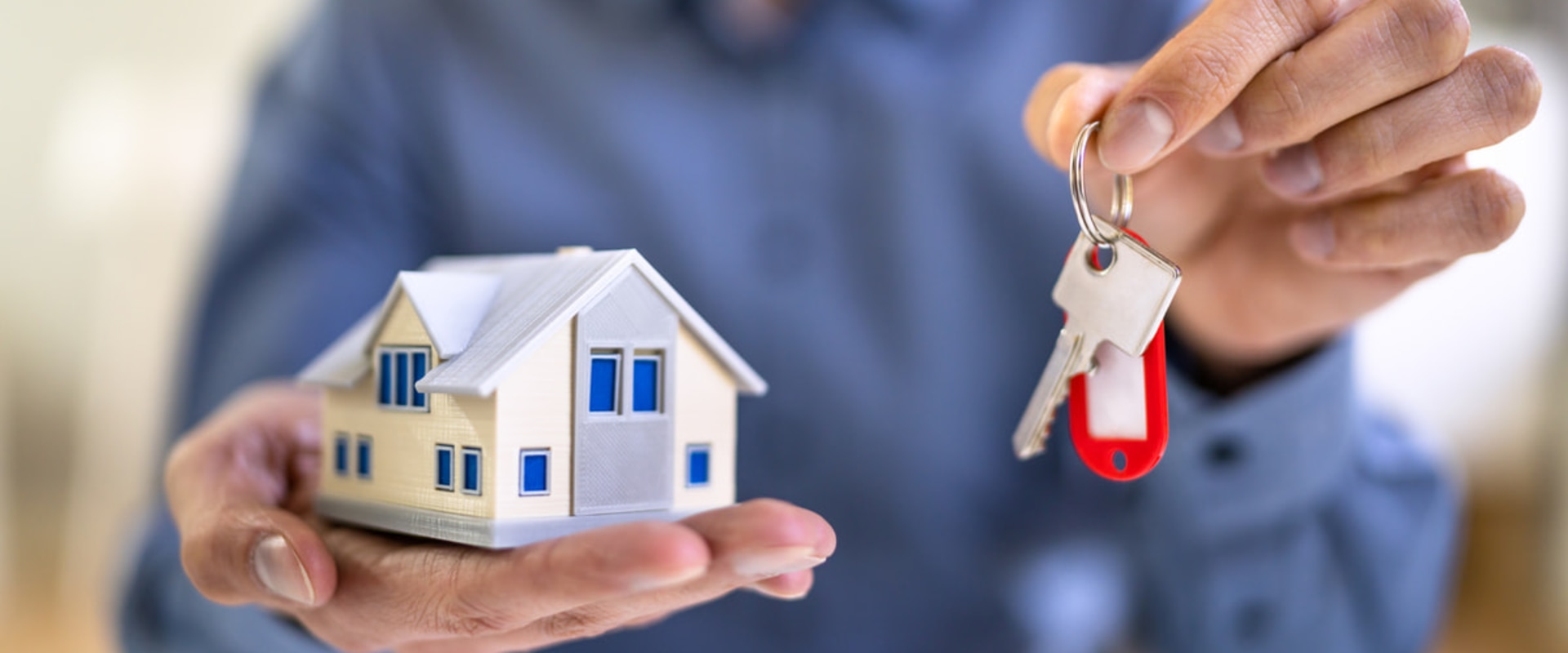 What is the difference between a selling and listing agent?
