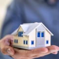 What is the difference between a selling and listing agent?